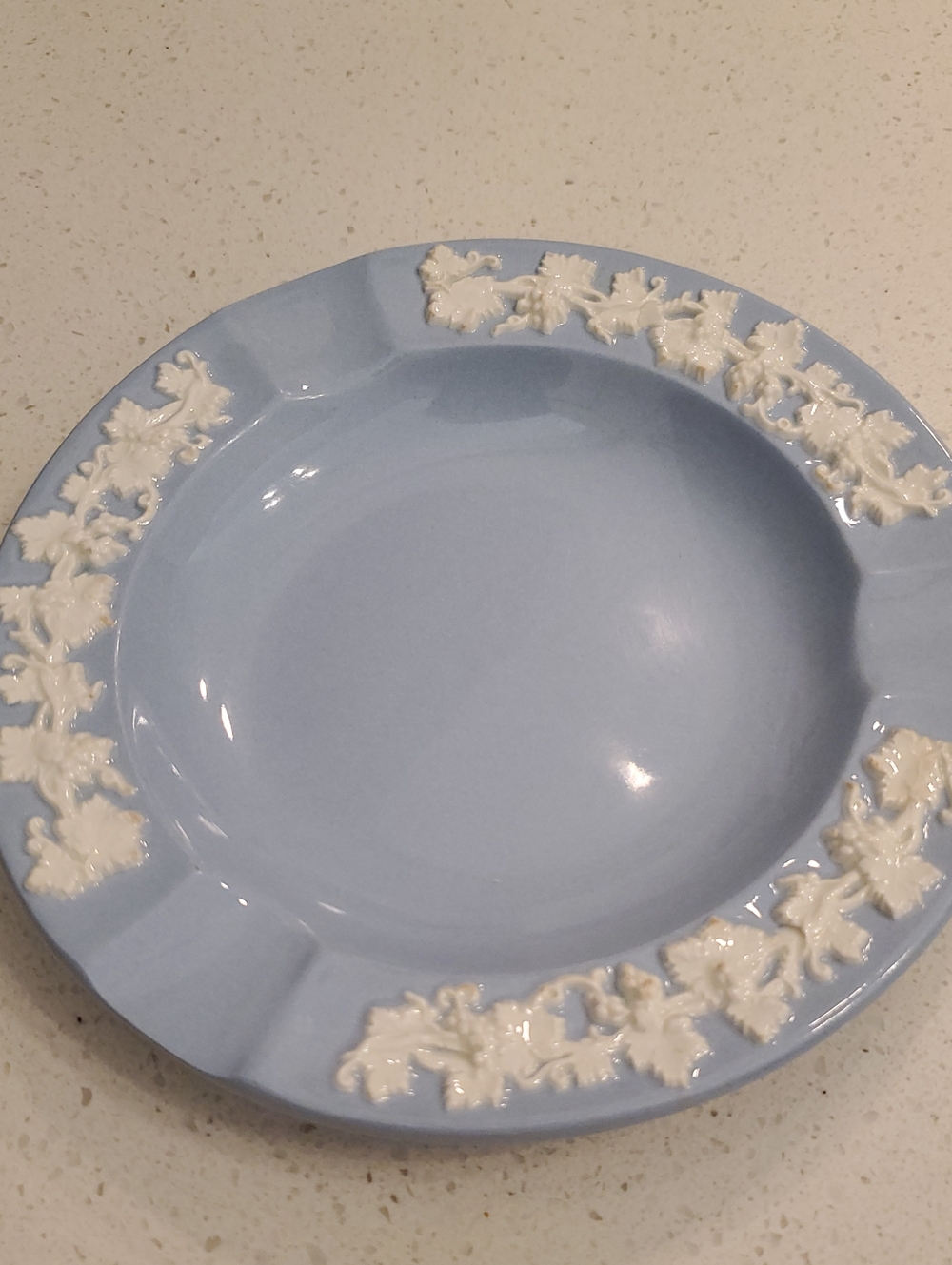 Wedgwood Embossed Cream on Lavender Shell Edge 3 Slot Small Ashtray - Picture 2 of 7